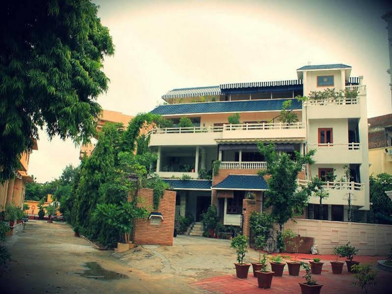 Giri Homestay By Vista Rooms Jaipur Buitenkant foto